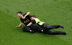 match-plej-off-chm-2026-prervali-iz-za-vybezhavshih-na-pole-bolelshhikov-e7d0945.jpg